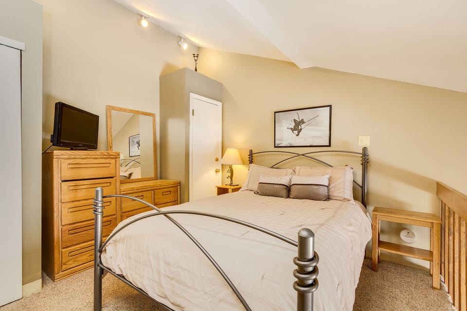 Loft: Queen bed w/ pillow top mattress, flatscreen TV, dressers and nightstands.