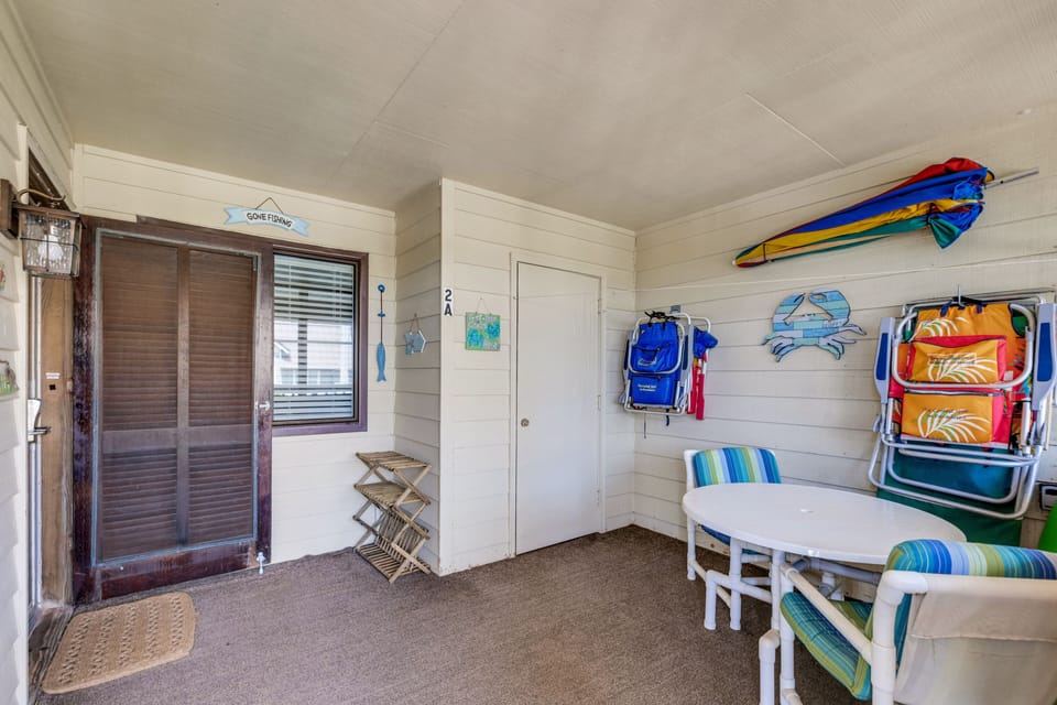 Screened in entry porch for beach chairs, toys, etc. 