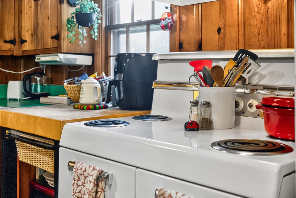 This retro stove with double ovens is fully functioning