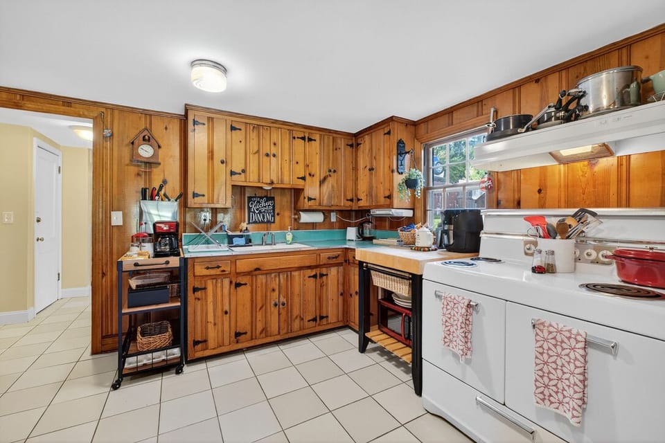 Enter into the kitchen - stocked and guests began a pay-it-forward system