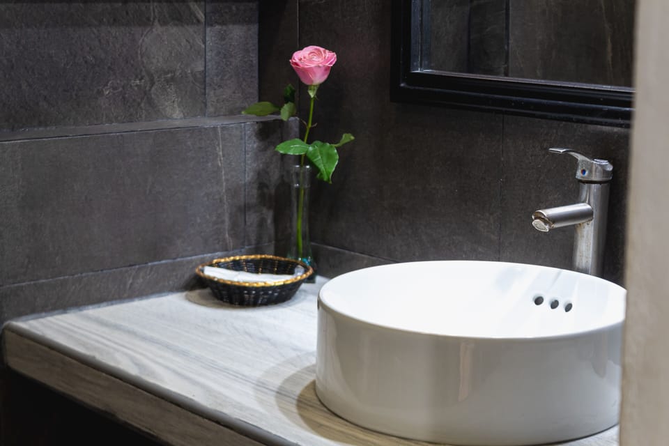 Comfort Quadruple Room | Bathroom sink