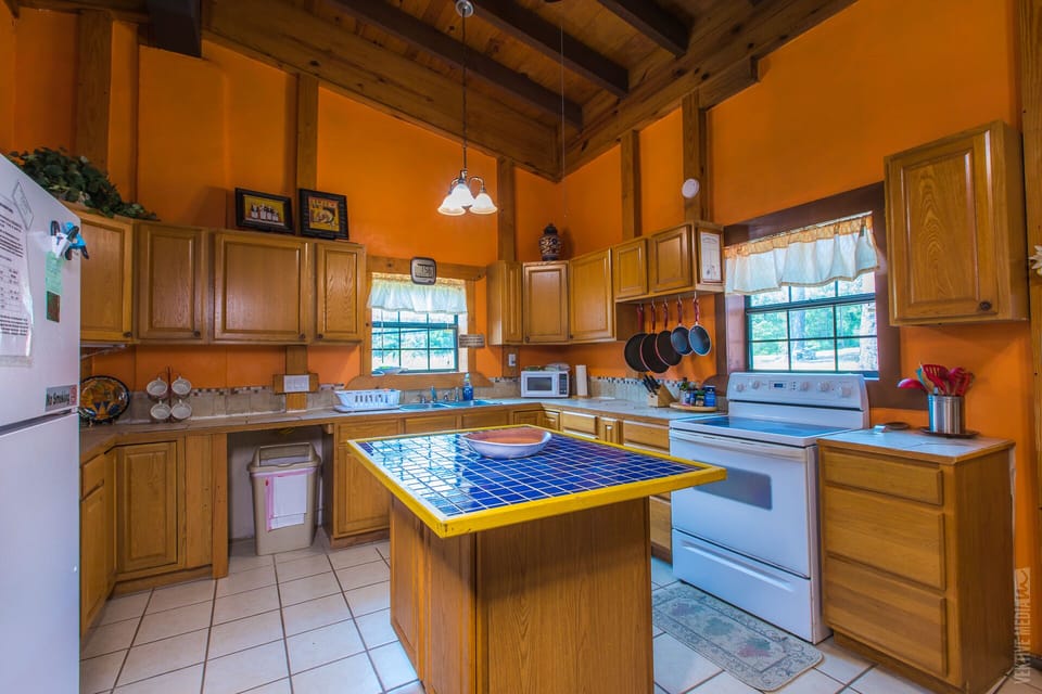 Beautiful kitchen with everything you need.