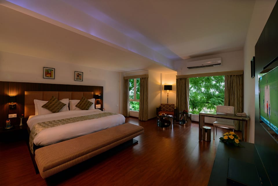 Deluxe Room | 1 bedroom, in-room safe, desk, laptop workspace