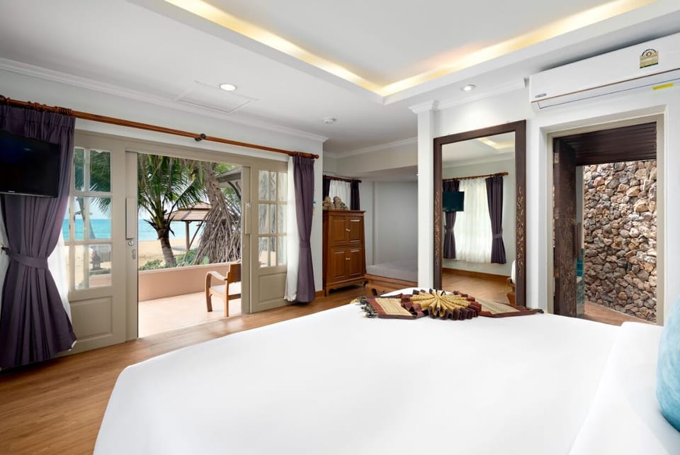 Grand Deluxe Bungalow | Minibar, in-room safe, desk, cribs (free)