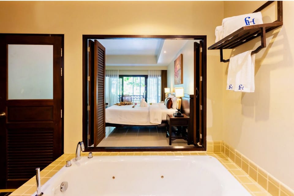 Premier Room | Minibar, in-room safe, desk, cribs (free)