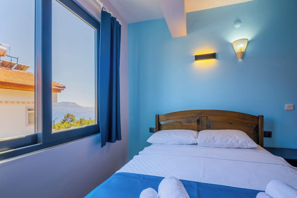 Family Triple Room | Desk, WiFi (free), bed sheets