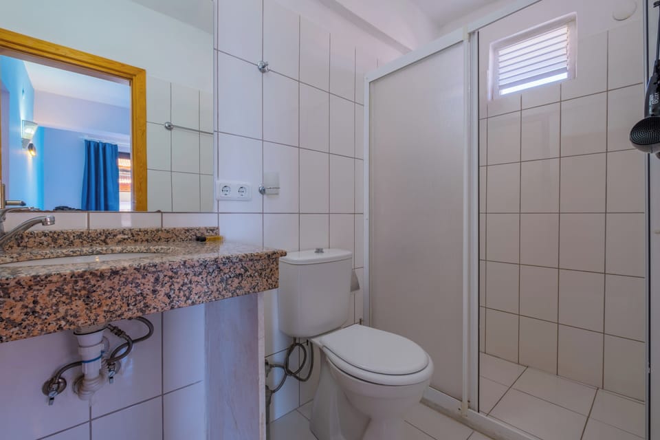 Family Triple Room | Desk, WiFi (free), bed sheets