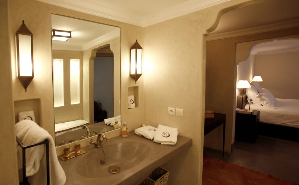 Deluxe Suite, 1 King Bed, Private Bathroom, Courtyard View (Oz) | Bathroom | Shower, free toiletries, hair dryer, bathrobes