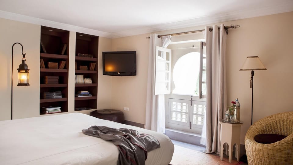 Deluxe Suite, 1 King Bed, Private Bathroom, Courtyard View (Oz) | Courtyard view