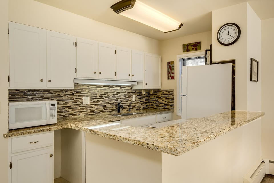 Super clean, modern kitchen w/ granite counters and full size appliances.