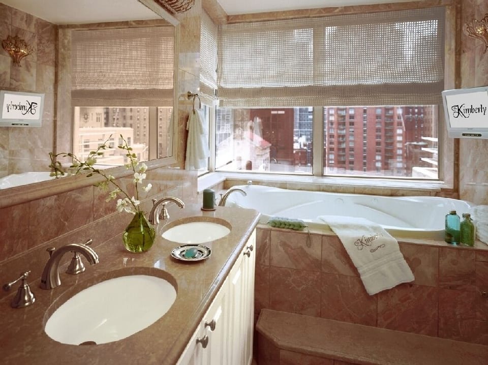 Executive Guest Room  | Bathroom | Free toiletries, hair dryer, bathrobes, slippers