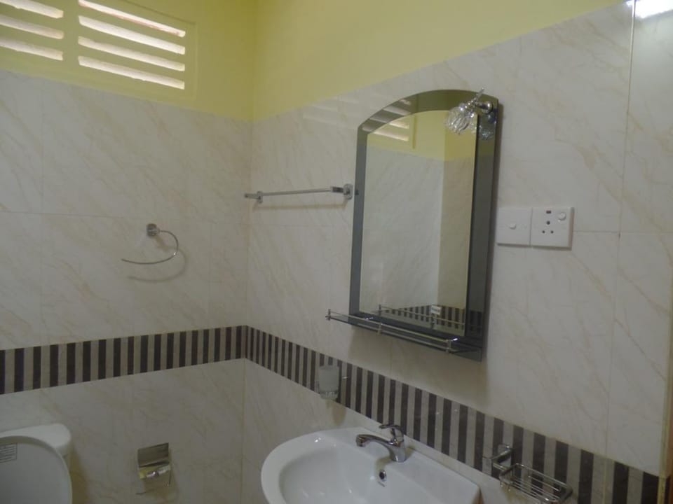 Deluxe Room Non AC | Bathroom | Shower, free toiletries, towels