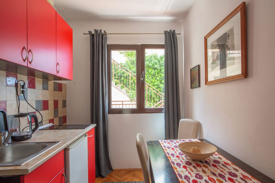 Apartment, Balcony, Sea View (1 Bedroom, 3 adults) | Private kitchen | Fridge, electric kettle, cookware/dishes/utensils