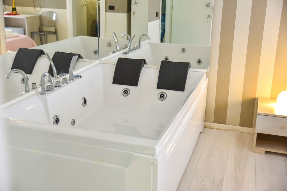 Deluxe Double Room, Jetted Tub | Cribs/infant beds, free WiFi, bed sheets