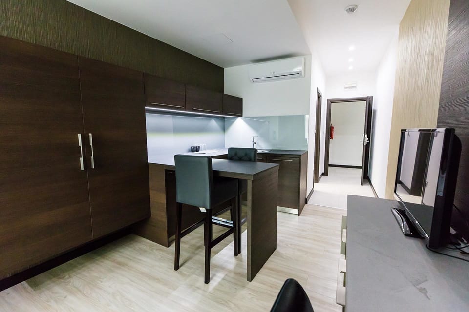 Grand Twin Room, Kitchen | Living area | Flat-screen TV