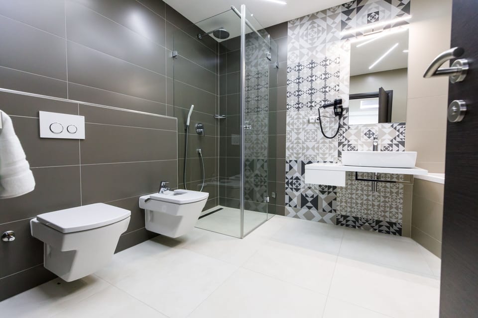 Grand Double or Twin Room (Large Bathroom) | Bathroom | Rainfall showerhead, hair dryer, bathrobes, towels