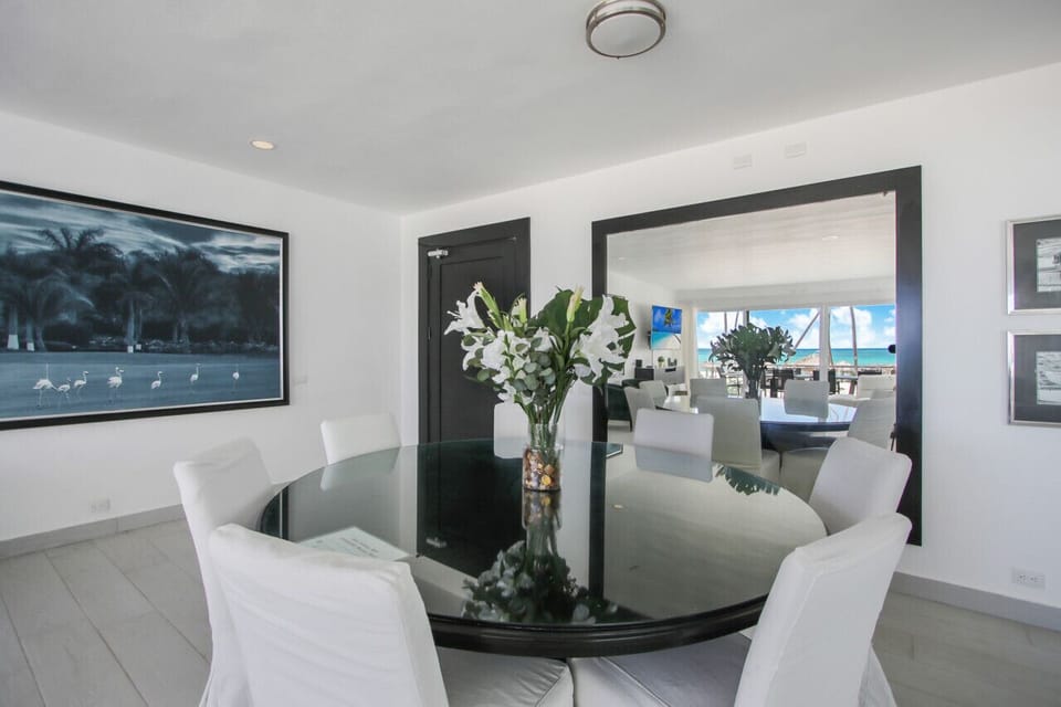 Villa Pandora: Elegant dining area