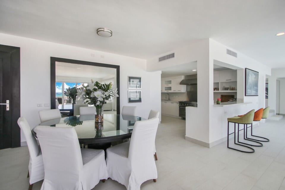 Villa Pandora: Indoor dining area and semi-open kitchen (chef included)