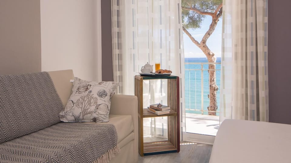 Comfort Triple Room | In-room safe, desk, free WiFi, bed sheets