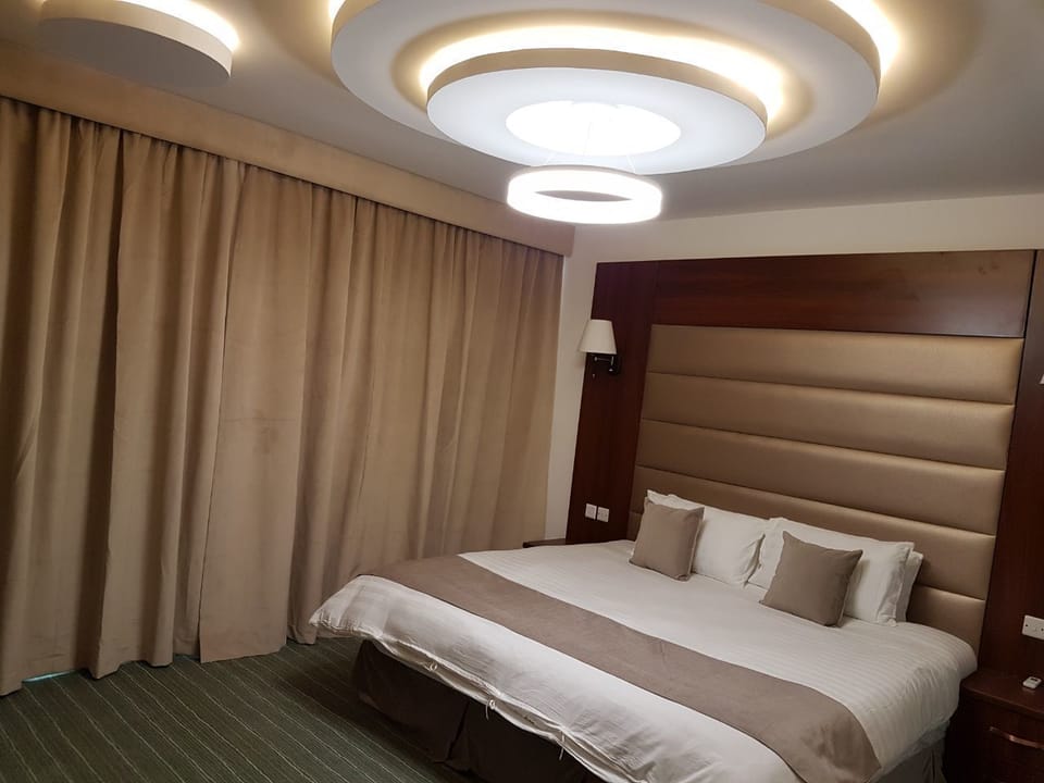 Executive Suite | Living area | 42-inch LED TV with satellite channels, TV