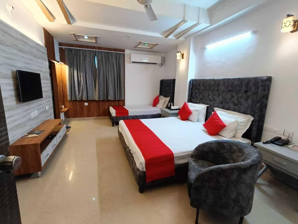 Executive Triple Room | Living area | LED TV, offices