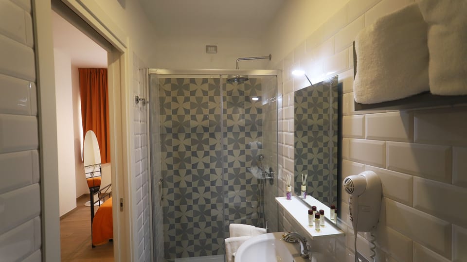 Double Room | Bathroom | Shower, free toiletries, hair dryer, bidet