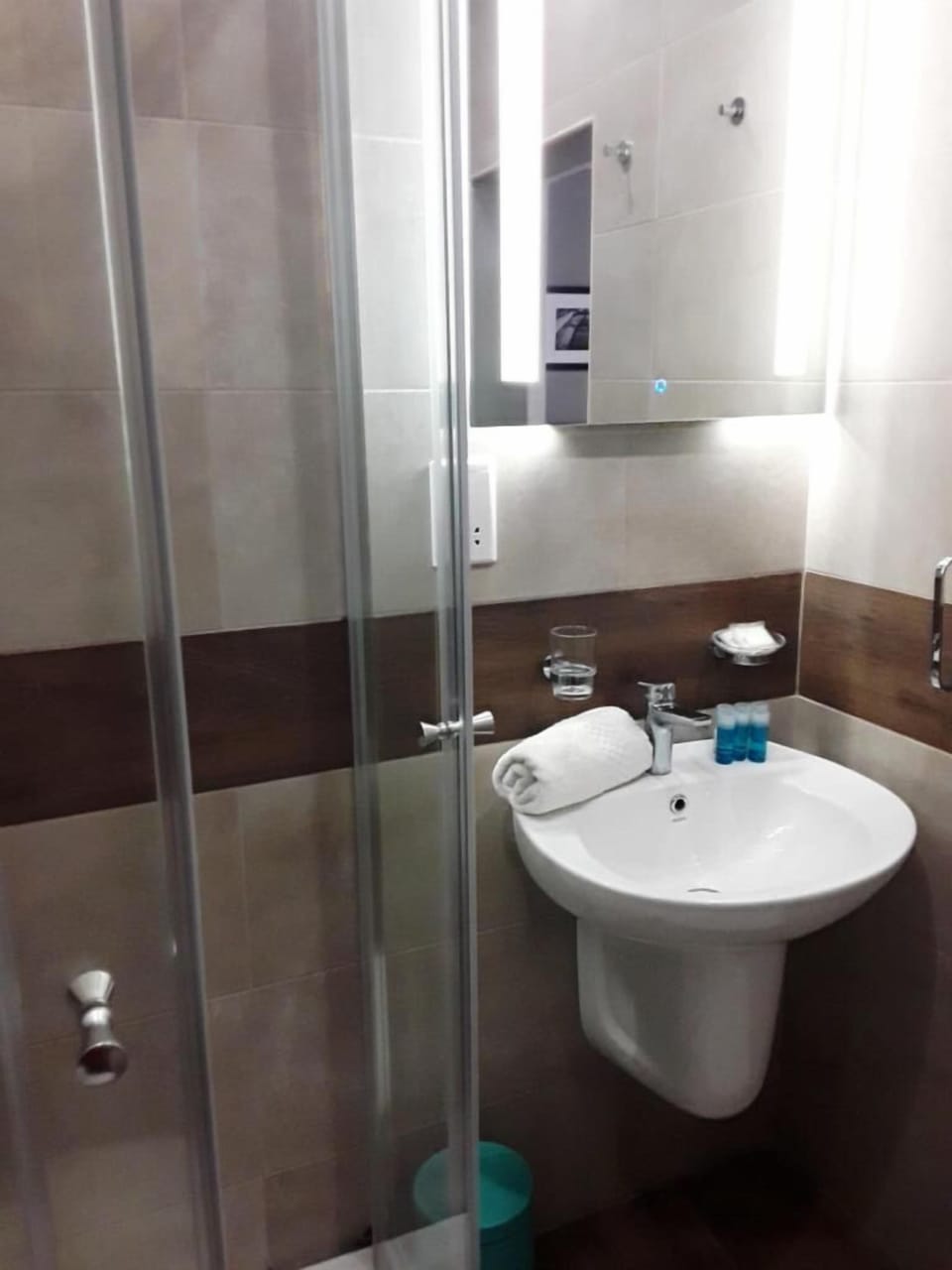 Shower, free toiletries, towels