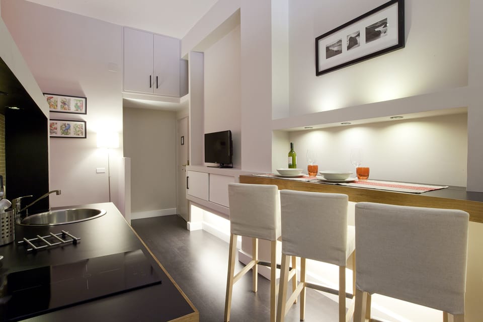 Junior Suite | Living area | 30-inch flat-screen TV with satellite channels, TV