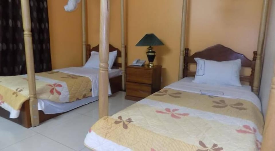 Twin Room | Desk, free WiFi