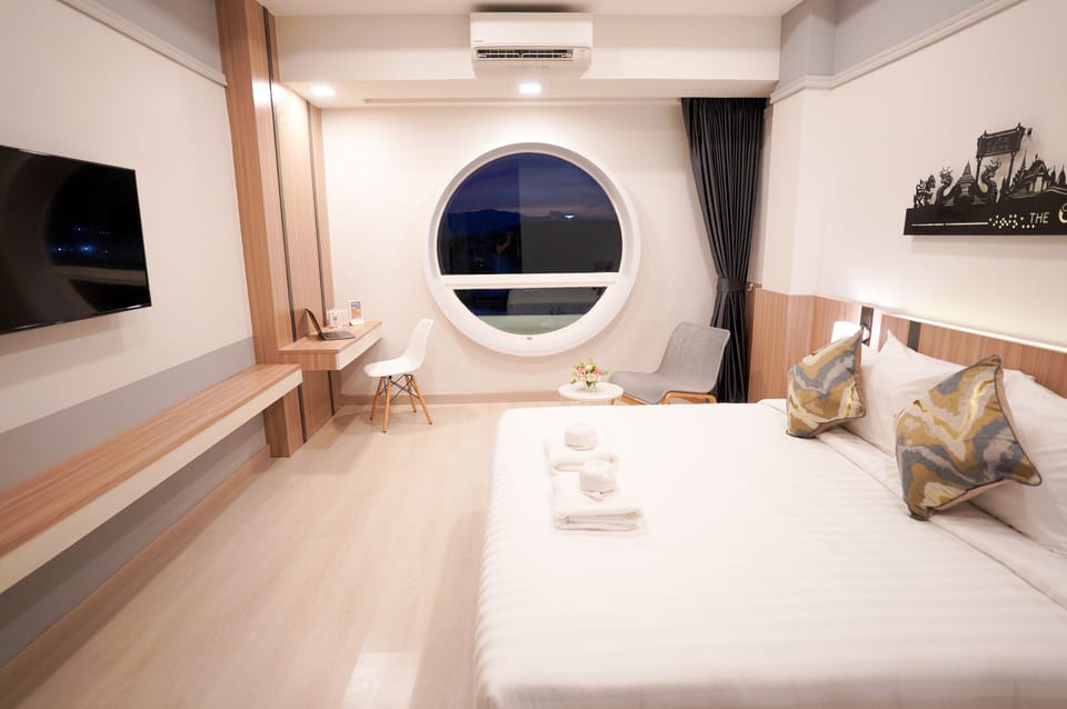 Premier Double Room, 1 King Bed | Free minibar items, in-room safe, individually decorated, desk
