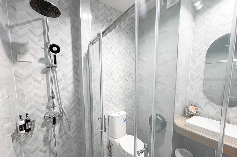 Premier Double Room, 1 King Bed | Bathroom | Shower, free toiletries, hair dryer, bathrobes