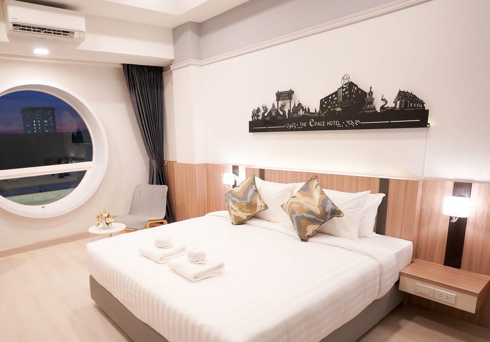 Premier Double Room, 1 King Bed | Free minibar items, in-room safe, individually decorated, desk