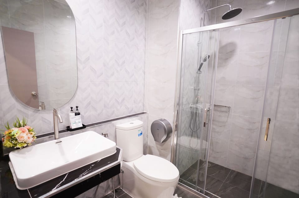 Premier Quadruple Room | Bathroom | Shower, free toiletries, hair dryer, bathrobes
