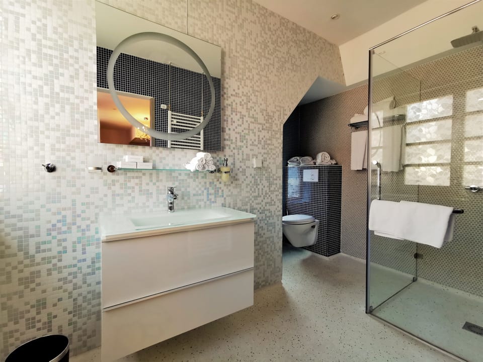 Pastory House Sixs (Not Accessible by Elevator) | Bathroom | Free toiletries, hair dryer, bathrobes, towels