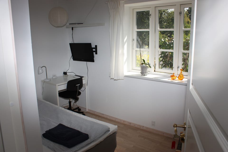 Single Room, Shared Bathroom | Desk, cribs/infant beds, rollaway beds, free WiFi