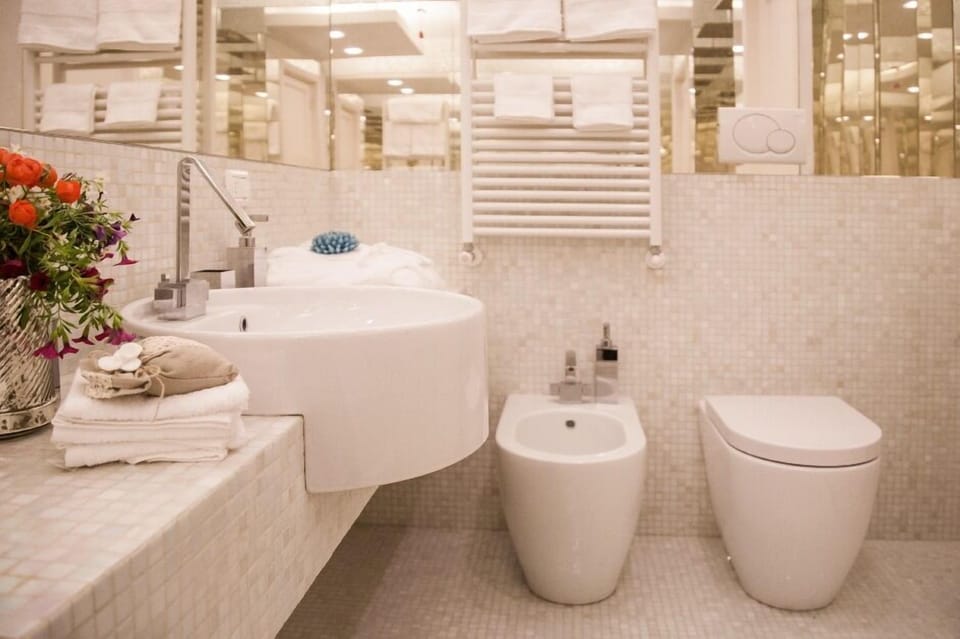 Superior Room, 1 Queen Bed, Park View | Bathroom | Free toiletries, hair dryer, bathrobes, slippers