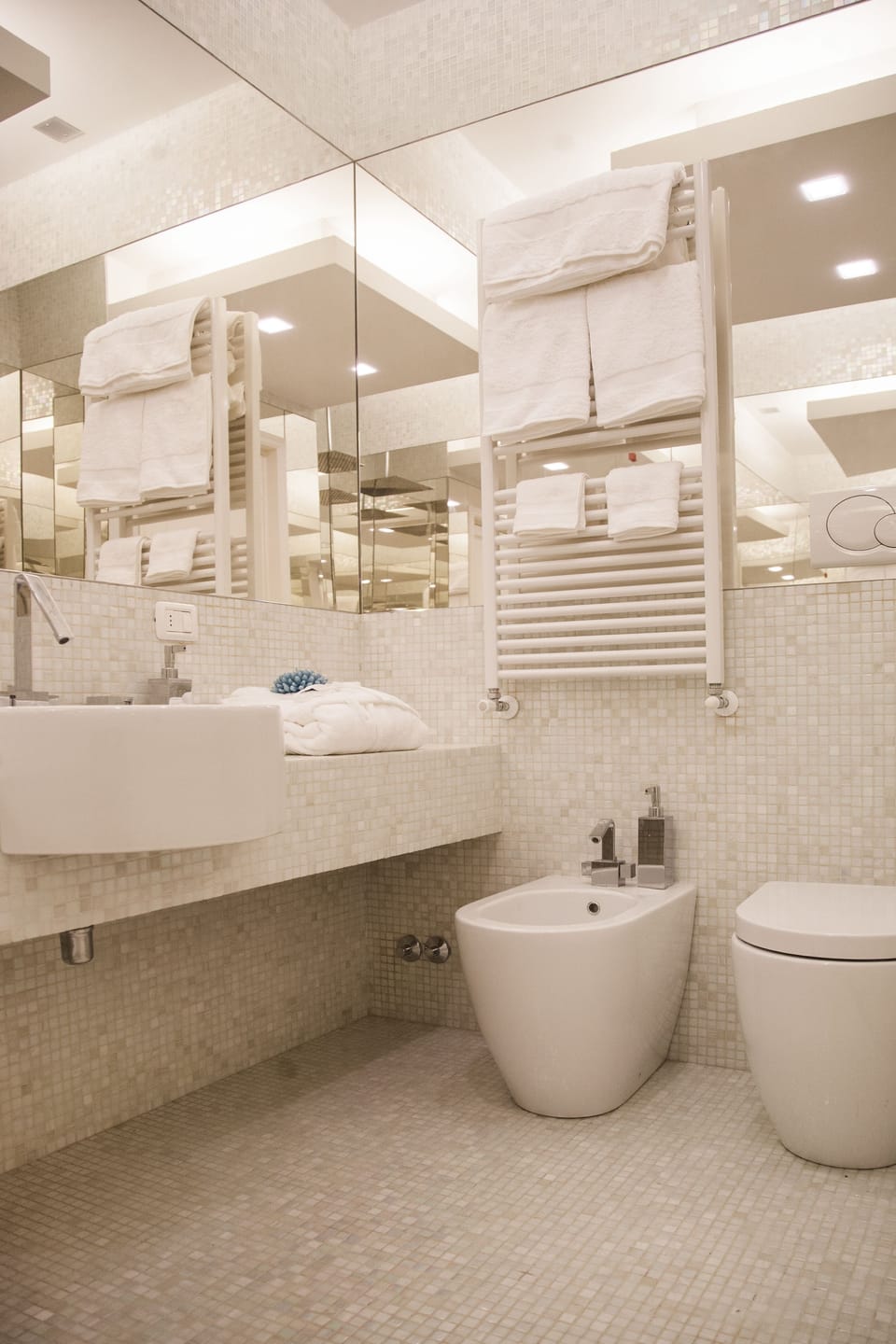 Superior Room, 1 Queen Bed, Park View | Bathroom | Free toiletries, hair dryer, bathrobes, slippers