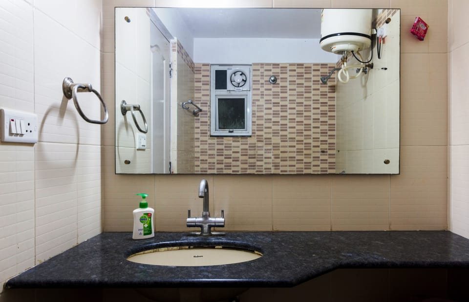Economy Room, 1 Queen Bed | Bathroom | Shower, free toiletries, towels