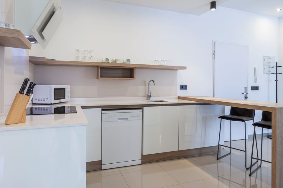 Luxury Apartment, 2 Bedrooms | Private kitchen | Fridge, microwave, oven, stovetop