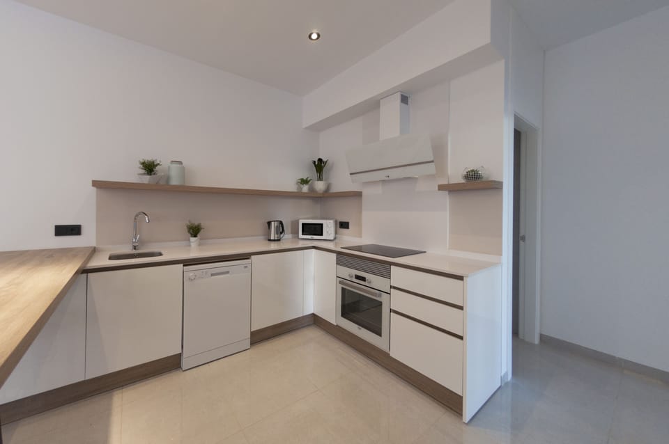 Luxury Apartment, 2 Bedrooms | Private kitchen | Fridge, microwave, oven, stovetop