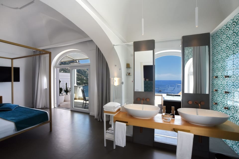 Executive Suite (Outdoor Bathtub) | Minibar, in-room safe, individually decorated, individually furnished