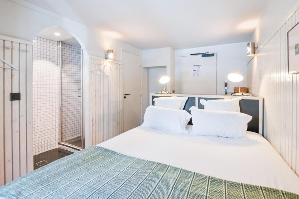 Premium bedding, in-room safe, desk, blackout drapes