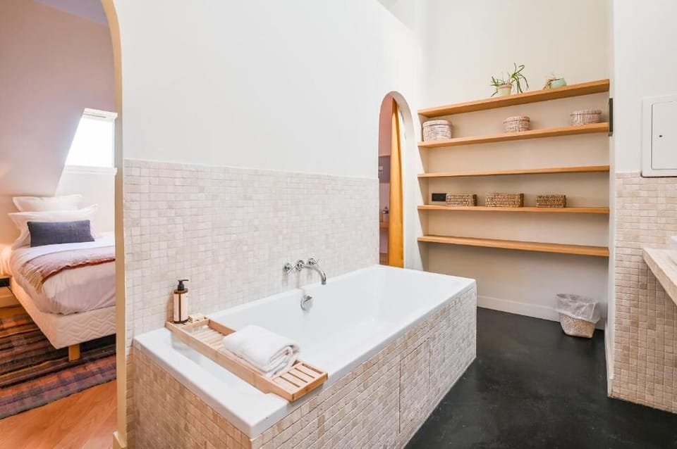 Suite | Bathroom | Shower, free toiletries, hair dryer, towels