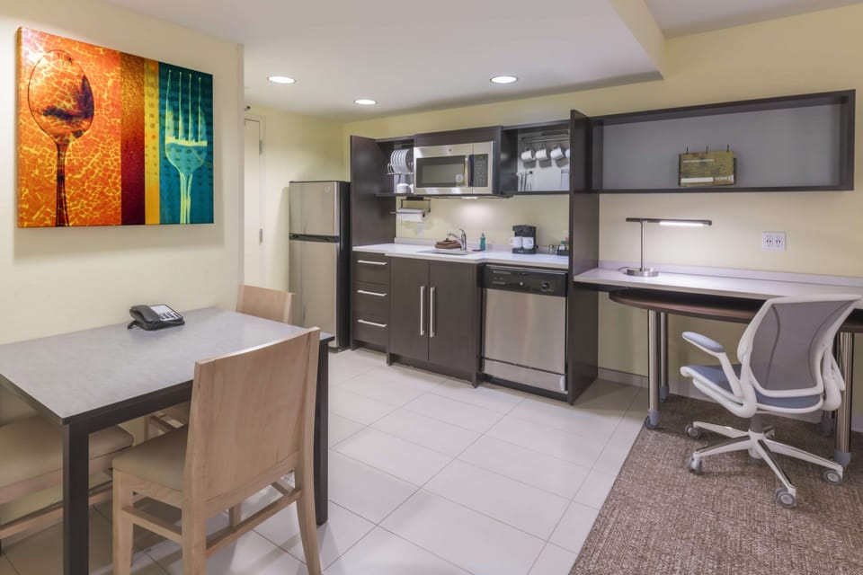Coffee/tea maker, full-size fridge, microwave, dishwasher