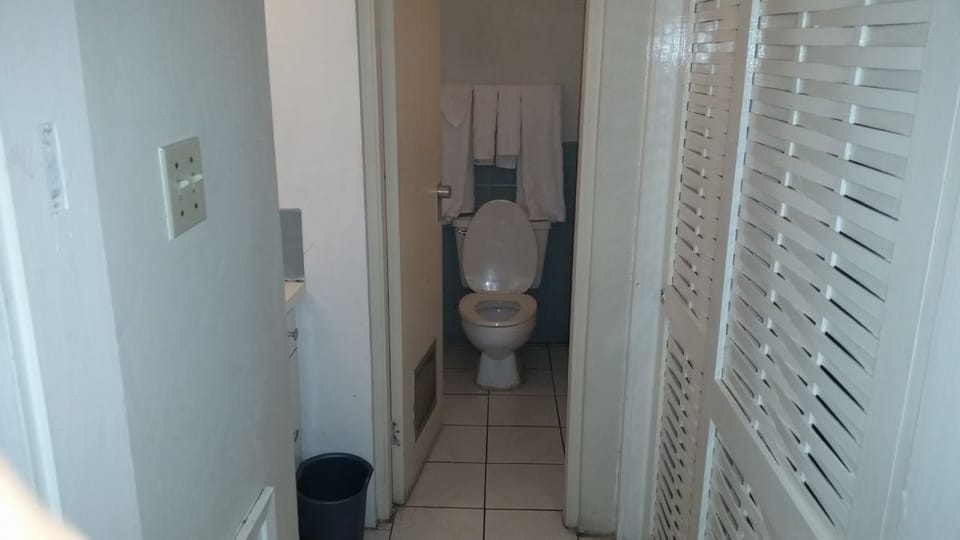Apartment | Bathroom | Combined shower/tub, free toiletries, towels