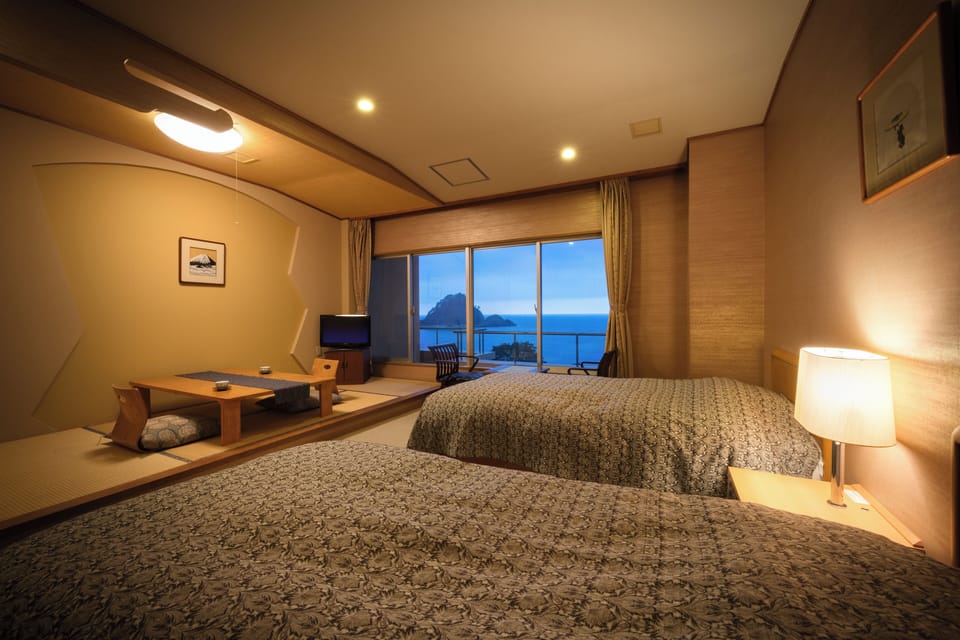 Basic Twin Room | Down comforters, in-room safe, desk, laptop workspace