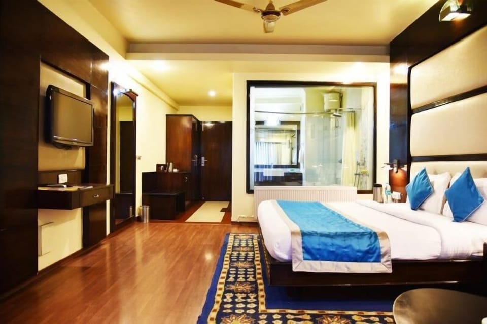 Superior Room, 1 King Bed, Non Smoking, City View | In-room safe, desk, soundproofing, iron/ironing board