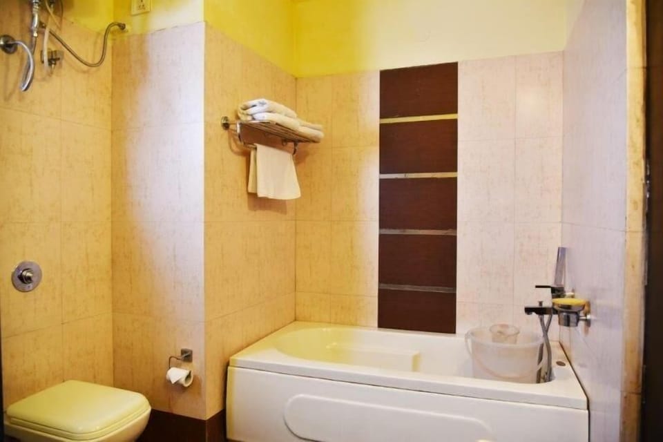 Combined shower/tub, free toiletries, hair dryer, slippers