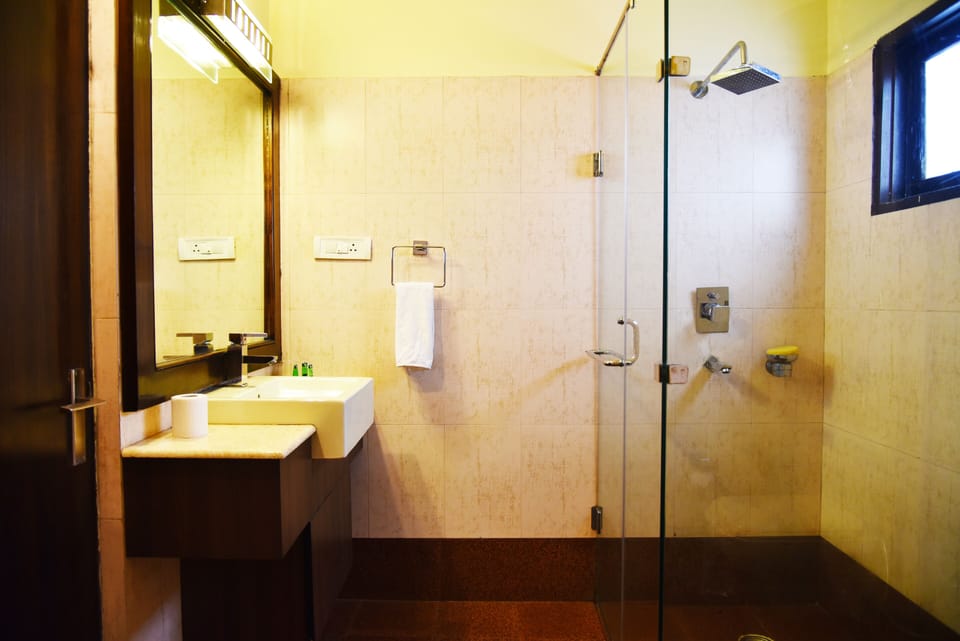 Deluxe Double or Twin Room, 1 King Bed | Bathroom | Combined shower/tub, free toiletries, hair dryer, slippers