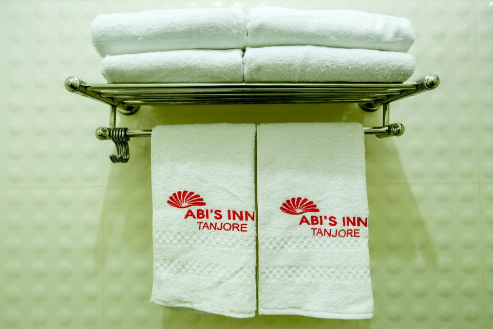 Executive Room, 2 Bedrooms, Accessible | Bathroom amenities | Shower, free toiletries, towels